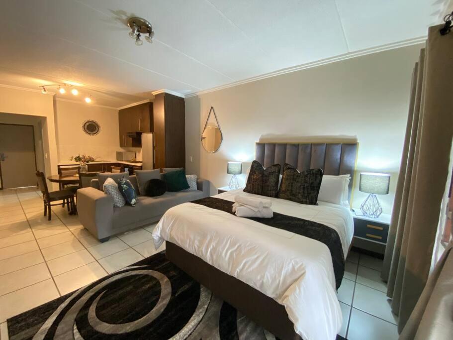 Morden Bachelor Apartment Sandton Esterno foto