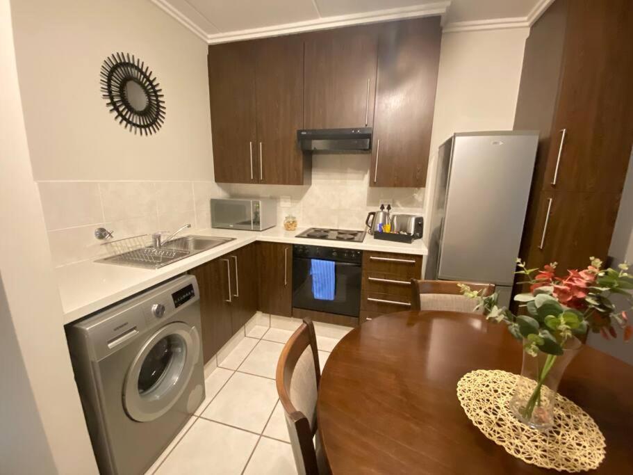 Morden Bachelor Apartment Sandton Esterno foto