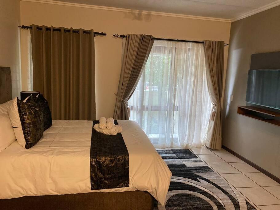 Morden Bachelor Apartment Sandton Esterno foto